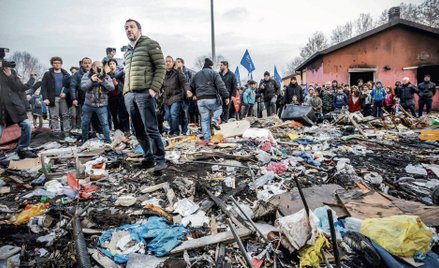 Wicepremier Matteo Salvini (na zdjęciu w 2018 r. w romskim obozowisku w Rzymie) zapowiadał wydalenie