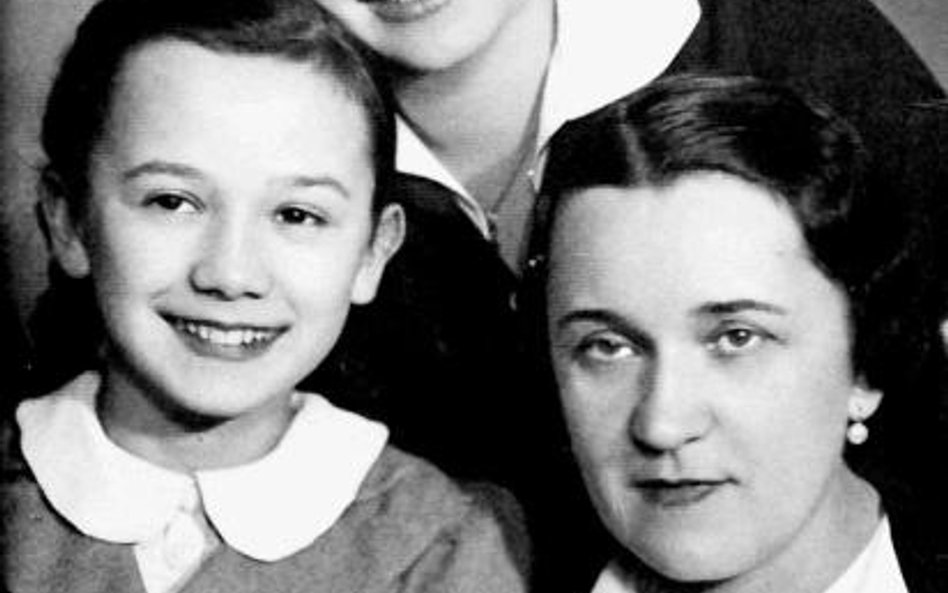 Helena Surzyńska z córkami Marylą i Basią (u góry)