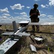 Ukraiński żołnierz przygotowujący się do wystrzelenia drona Hornet
