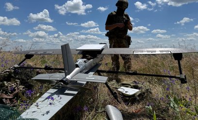 Ukraiński żołnierz przygotowujący się do wystrzelenia drona Hornet
