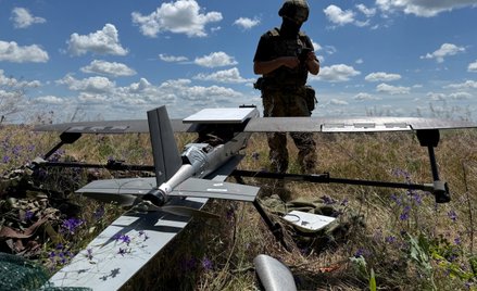 Ukraiński żołnierz przygotowujący się do wystrzelenia drona Hornet
