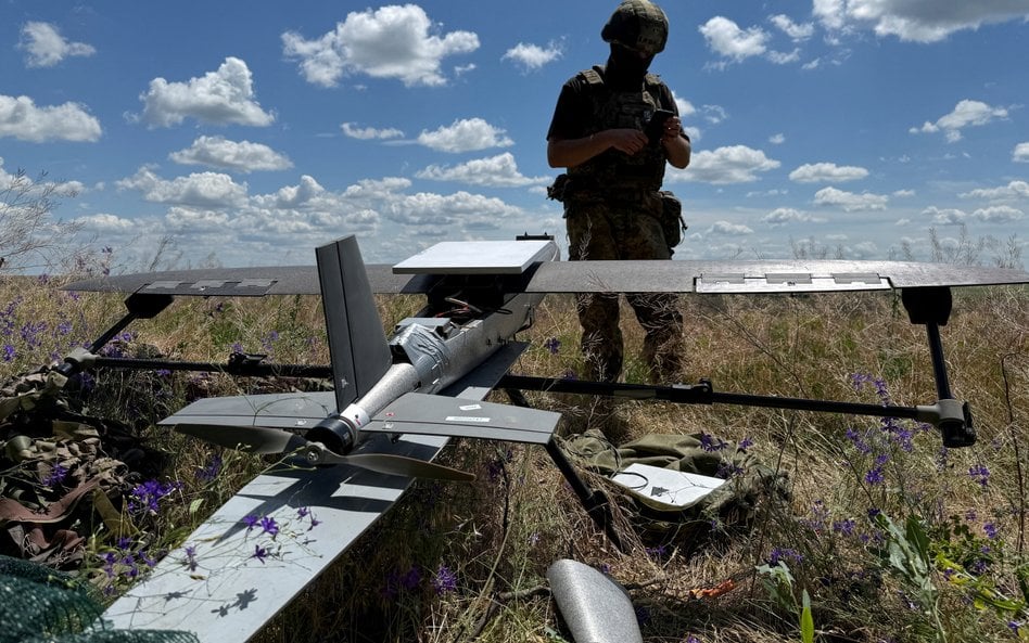 Ukraiński żołnierz przygotowujący się do wystrzelenia drona Hornet