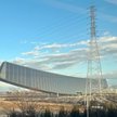 Liczący 315 m długości i 37 m wysokości obiekt jest tak ogromny, że przyciąga wzrok pasażerów przeje