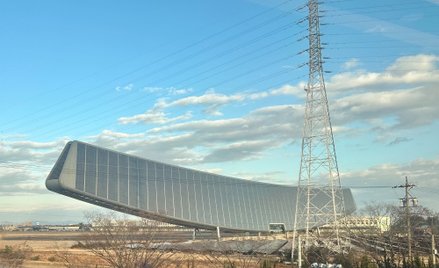 Liczący 315 m długości i 37 m wysokości obiekt jest tak ogromny, że przyciąga wzrok pasażerów przeje