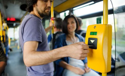 Jak rozliczyć sprzedaż biletów komunikacyjnych