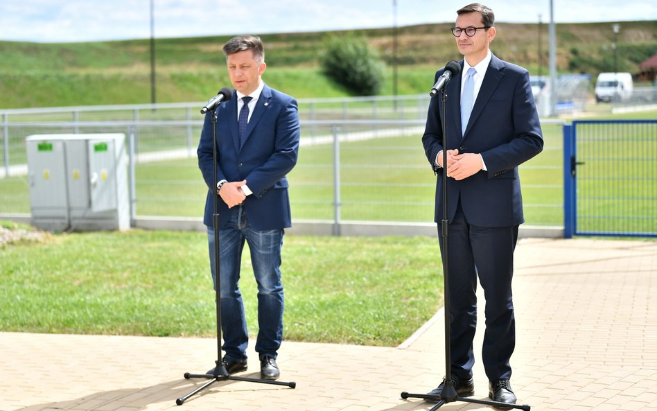 Sierpień 2021 roku. Premier Mateusz Morawiecki i szef Kancelarii Prezesa Rady Ministrów Michał Dworc