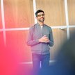 Sundar Pichai, szef Goole, wie, że sztuczna inteligencja to przyszłość – w firmie ruszyły masowe zwo