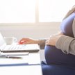 Ochrona ciężarnej obejmuje też warunki zatrudnienia - wyrok SN