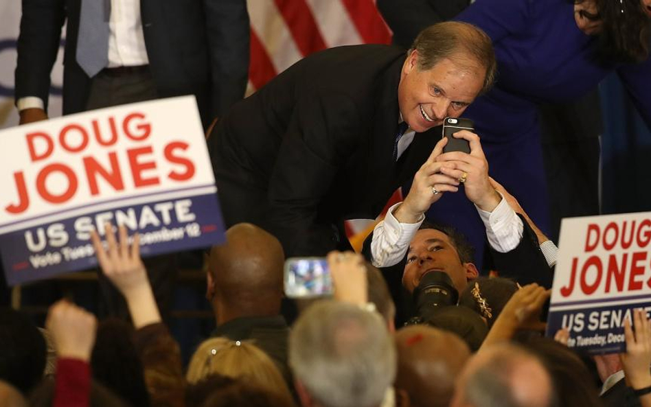 Demokrata Doug Jones niespodziewanie wygrał wybory uzupełniające do Senatu w Alabamie.