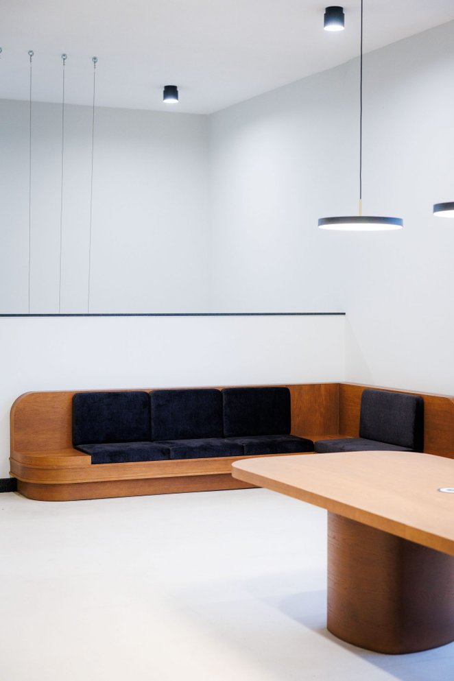 Metamorfoza nie zatrzymała się na drzwiach auli, lecz objęła również przylegający do niej hol, który