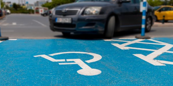 Zmienią się zasady kart parkingowych przy orzeczeniach o niepełnosprawności. Samorządy ostrzegają