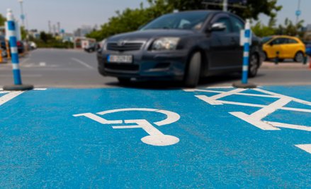 Zmienią się zasady kart parkingowych przy orzeczeniach o niepełnosprawności.
