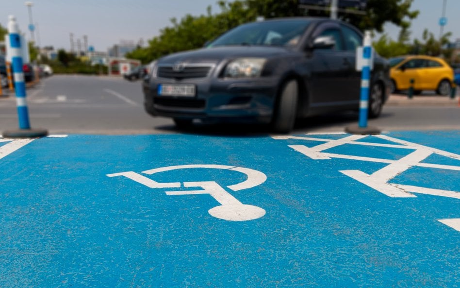 Zmienią się zasady kart parkingowych przy orzeczeniach o niepełnosprawności.