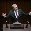 Poseł Grzegorz Braun na mównicy sejmowej po tym jak zgasił gaśnicą sejmowe świece chanukowe zapalone