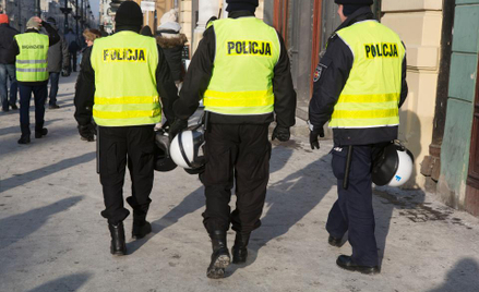 Policja : wybór podstawy zwolnienia nie należy do funkcjonariusza