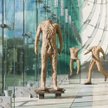 Figury kroczące - dzieło Magdaleny Abakanowicz.