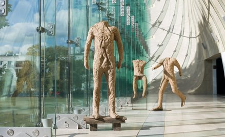 Figury kroczące - dzieło Magdaleny Abakanowicz.