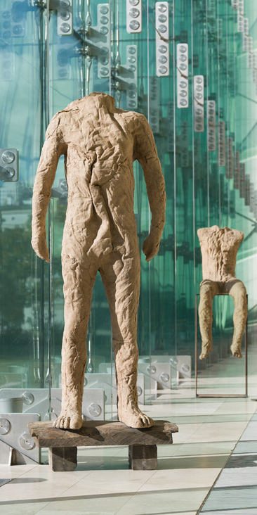 Figury kroczące - dzieło Magdaleny Abakanowicz.