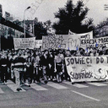 Jedna z manifestacji SW w drugiej połowie 1989 r. w Szczecinie. Na fotografii SB zaznaczyła niektóre