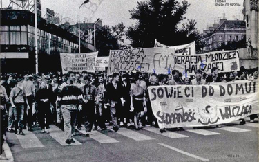 Jedna z manifestacji SW w drugiej połowie 1989 r. w Szczecinie. Na fotografii SB zaznaczyła niektóre