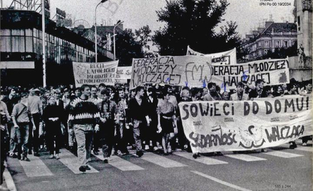 Jedna z manifestacji SW w drugiej połowie 1989 r. w Szczecinie. Na fotografii SB zaznaczyła niektóre