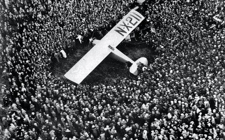 Paryżanie otoczyli samolot Lindbergha. W porywie entuzjazmu chcieli rozebrać maszynę na części