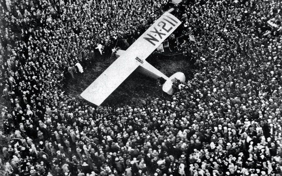 Paryżanie otoczyli samolot Lindbergha. W porywie entuzjazmu chcieli rozebrać maszynę na części