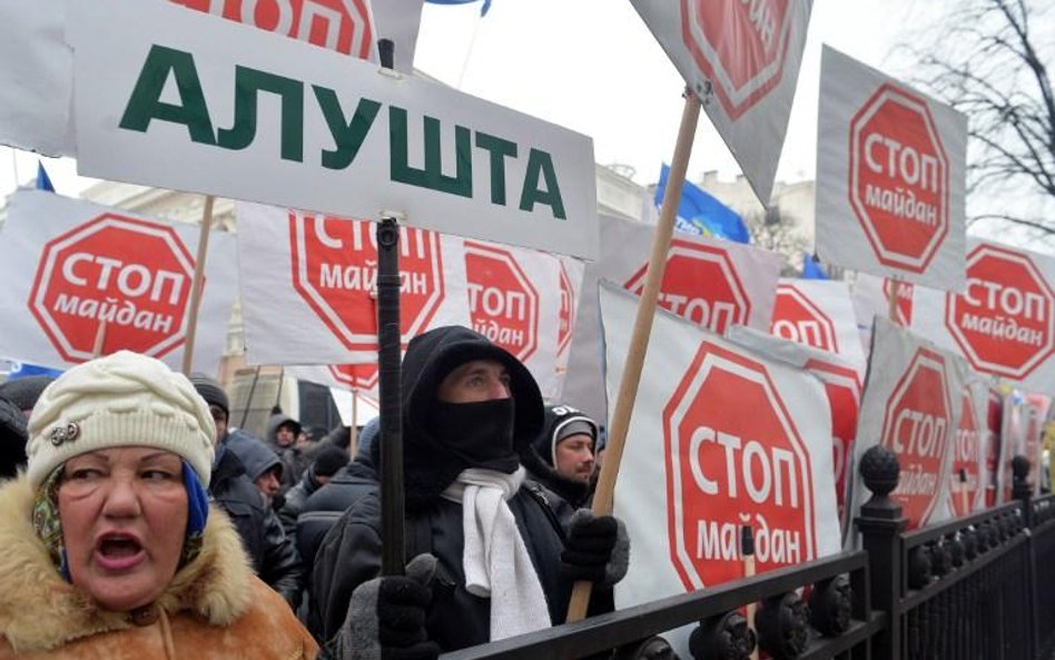 Zwolennicy ukraińskiego prezydenta Wiktora Janukowycza manifestujący pod parlamentem w Kijowie