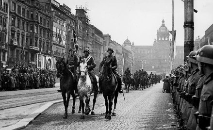 Parada kawalerii niemieckiej na praskim placu Wacława, w kilka tygodni po inwazji na Czechosłowację