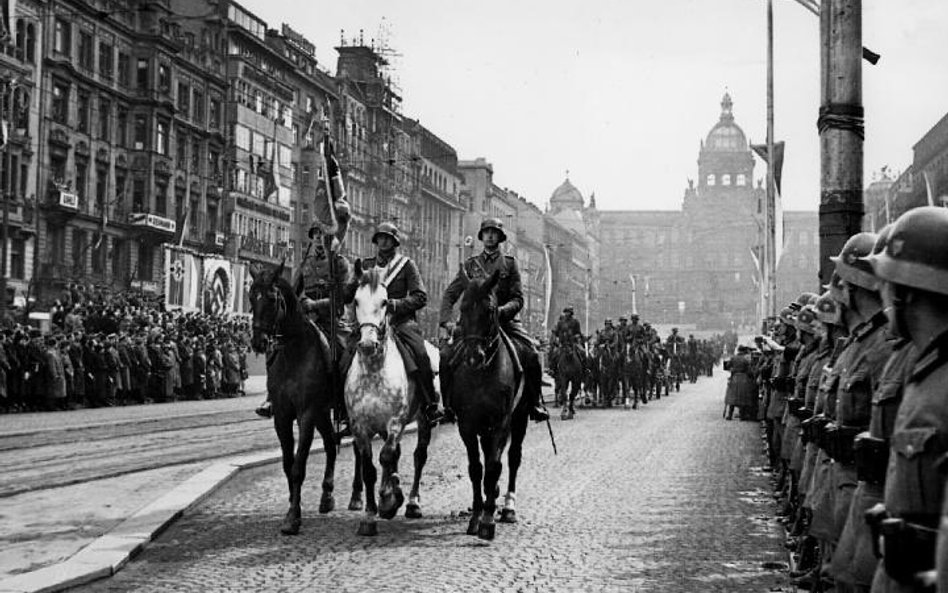 Parada kawalerii niemieckiej na praskim placu Wacława, w kilka tygodni po inwazji na Czechosłowację