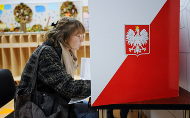 Wybory parlamentarne w Polsce w 2023 r. Kobieta oddająca głos w jednym z lokali w Warszawie (fot. il
