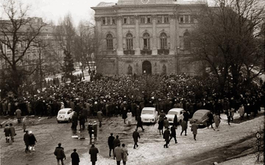 Wiec studentów na dziedzińcu Uniwersytetu Warszawskiego, 8 marca 1968 r.