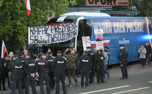 Przeciwnicy Rafała Trzaskowskiego przed TVP