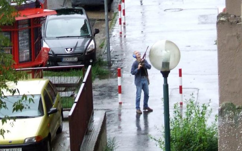 Zamachowiec tuż po wyjściu z bloku, gdzie dokonał masakry; wkrótce potem został otoczony przez polic