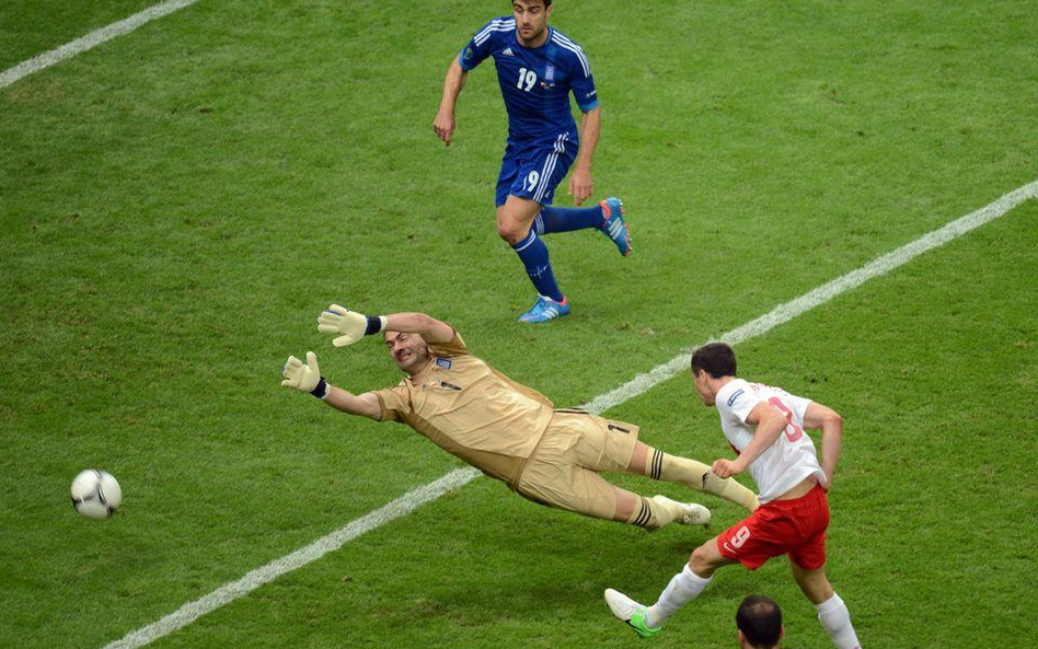 Robert Lewandowski strzela bramkę Grekom