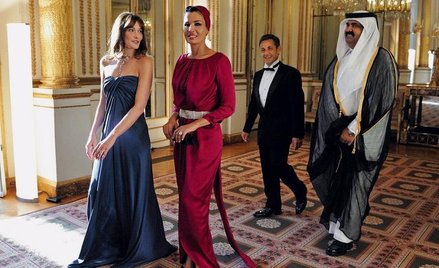 Carla Bruni i Mozah bin Nasser al-Missned, w głębi Nicolas Sarkozy i emir Kataru Hamad bin Khalif al