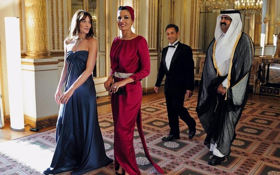 Carla Bruni i Mozah bin Nasser al-Missned, w głębi Nicolas Sarkozy i emir Kataru Hamad bin Khalif al