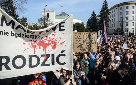 Uczestnicy niedzielnej manifestacji przeciwko ustawie antyaborcyjnej przed Sejmem