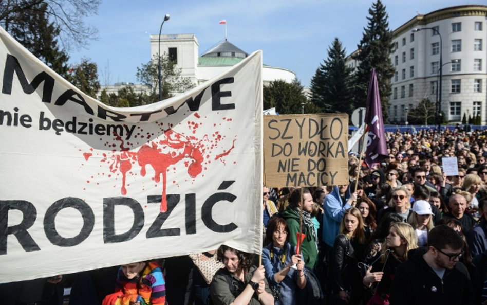 Uczestnicy niedzielnej manifestacji przeciwko ustawie antyaborcyjnej przed Sejmem