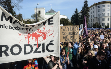 Uczestnicy niedzielnej manifestacji przeciwko ustawie antyaborcyjnej przed Sejmem