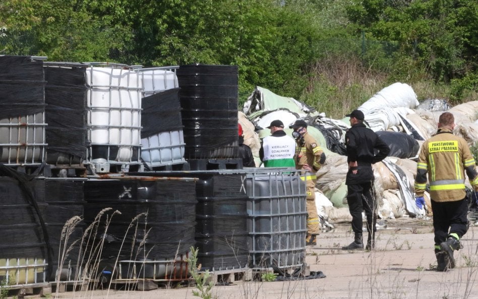 Strażacy podczas pracy na nielegalnym składowisku pojemników z chemikaliami