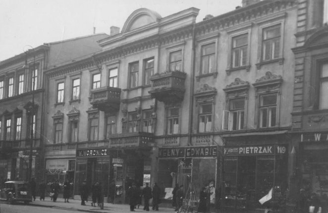 Budynek Towarzystwa Oftalmicznego przy ówczesnej Marszałkowskiej 119, to w jej ruinach Mieczysłąw Fo