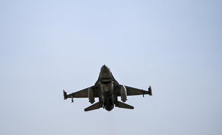Bezpośrednio w pobliżu polskiej granicy, a patrząc z perspektywy pilota polskiego F-16 na linii gran