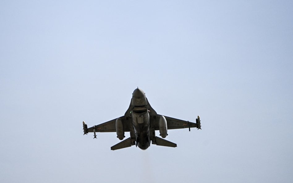 Bezpośrednio w pobliżu polskiej granicy, a patrząc z perspektywy pilota polskiego F-16 na linii gran