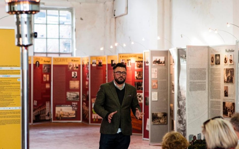 Fundacja Otwartego Muzeum Dawnej Fabryki Norblina (jeden z organizatorów i gospodarz wystawy) - Artu