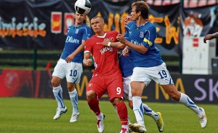 Bartosza Bosackiego (z prawej) nie było już na boisku, gdy Darvydas Sernas strzelił wyrównującego go