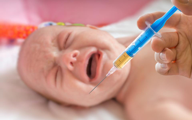 Szczepionki: PiS nie chce szczepić noworodków, tylko dwulatki