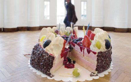 Hans Op de Beeck tak widzi sytuację „Po przyjęciu”.