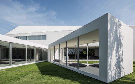 Dom kwadrantowy – obsypany nagrodami projekt domu jednorodzinnego stworzony w pracowni KWK Promes.