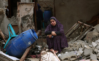Kobieta na gruzach budynku zniszczonego w wyniku izraelskiego bombardowania w Rafah w południowej St